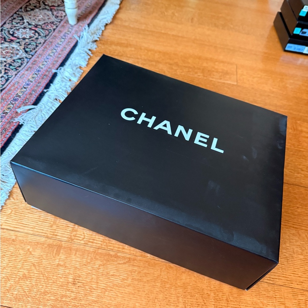 Chanel Tan 2019 Deauville Bucket Bag - Picture 9 of 16